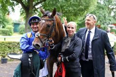 Fantastic Moon mit Rene Piechulek, Trainerin Sarah Steinberg und Lars-Wilhelm Baumgarten als Inititiator der Besitzergemeinschaft Liberty Racing 2021 nach dem Sieg im Großen Preis von Wettstar.de, Gr. II, in Köln. ©galoppfoto - Sandra Scherning