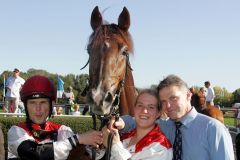 Fleetwood mit Jozef Bojko, Friederike Schloms und Trainer Uwe Stech nach dem Sieg in Hannover 2011. www.galoppfoto.de - Brose