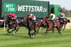 Kommt zum langersehnten ersten Sieg im Preis vom BBAG Sales & Racing Festival: Velato (Zweiter von links) mit Dastan Sabatbekov in Dortmund. ©galoppfoto - Stephanie Gruttmann 