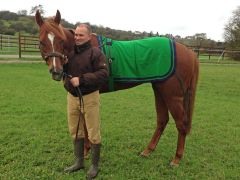 Murcielago und Trainer Matthias Keller auf der heimischen Koppel. Foto: privat.