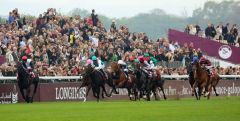 Keiner kann ihm folgen: Golde Horn auf dem Weg zum Sieg im Prix de l'Arc de Triomphe. Foto Dr. Jens Fuchs