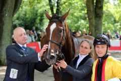 Jens Hirschberger nimmt mit Good Donna (Stephen Hellyn) wieder eine Maidensiegerin von Doyen in Empfang. Foto: Dr. Jens Fuchs