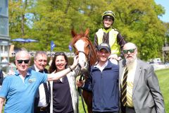 Happy People - Waldadler mit Sibylle Vogt, Trainer Pavel Vovcenko (Zweiter von links) und die Besitzergemeinschaft vom Stall Kalifornia nach dem Sieg im Altano-Rennen. ©galoppfoto - Frank Sorge