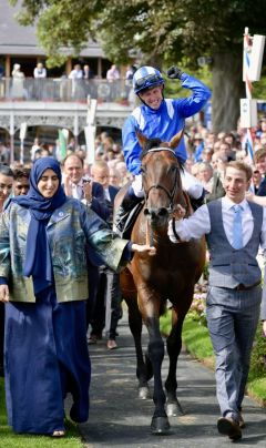 Baaeed unter Jim Crowley, links Shadwells Eignerin Sheikha Hissa. www.galoppfoto.de - JJ Clark