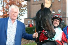 Besitzer Holger Renz mit Aff un zo, seinem Gr. III-Sieger im Silbernen Pferd am 31.10.2021 in Hoppegarten mit Maxim Pecheur. ©Galoppfoto - Frank Sorge