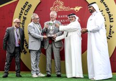 Wieder im Mittelpunkt: Sir Alex Ferguson, links Trainer Richard Fahey. Foto: Bahrain Turf Club