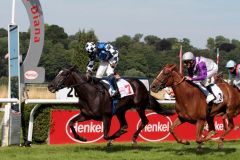 "Australischer Sieg" im 157. Henkel-Preis der Diana: Eduardo Pedroza steuert die vom Gestüt Auenquelle gezüchtete Doyen-Tochter Turfdonna für Australian Bloodstock als Siegerin ins Ziel. www.galoppfoto.de - Sandra Scherning