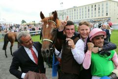 Das Siegerteam mit (v.l.n.r.) Trainer Andreas Wöhler, der auch zugleich der Züchter von Isfahan ist, Betreuer Kevin John Gatley, Darius Racings Rennstall Manager Holger Faust und der italienische Jockey Dario Vargiu. Foto: Dr. Jens Fuchs