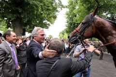 Ivanhowe ist der erste Gruppesieger für Trainer Wilhelm Giedt (links) und die Derbyhoffnung Georg Baron von Ullmann (2. v. l.). www.galoppfoto.de - Sandra Scherning