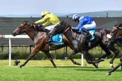 Jabaara kommt als Erste durch das Ziel, wird aber wegen Behinderung von Raqiya hinter diese zurückgestuft. Foto: Goodwood Racecourse