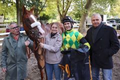 Das Team von Partnun mit Besitzer Peter Jegen (li.) und Trainer Waldemar Hickst (re,), der gerade sein 1002. Rennen gewonnen hat. www.galoppfoto.de - Stephanie Gruttmann