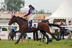 Der König des Deutschen Derbys Andrasch Starke gewann mit Stall Nizzas Nutan sein 7.  Blaues Band. www.galoppfoto.de - Sabine Brose