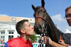 Erster Sieg für Jockey Cristian Demuro in Deutschland, deshalb gibt es ein Küßchen für Kerosin nach dem Sieg. www.galoppfoto.de - Frank Sorge