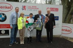 Siegerehrung mit Andrea Atzeni, Ralf Rohne und Rennvereinspräsident Peter M. Endres. Foto Gabriele Suhr