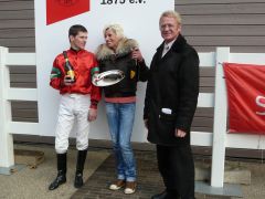 Siegerehrung mit J. Bojko, Trainerin M. Lindemann und R. Ording. (Foto Suhr)