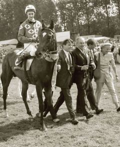 Karloff mit Mark Rimmer im Sattel und Besitzer Albert Steigenberger (am Zügel) und Trainer Bruno Schütz nach dem Sieg im Deutschen Derby, www.galoppfoto.de - Frank Sorge