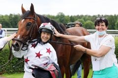 Kellahen mit Andre Best und Trainerin Sarka Schütz nach dem Sieg im Brümmerhofer-Derby Trial. www.galoppfoto.de - Sabine Brose