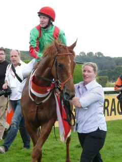 Kieren Fallon auf Dancing Rain nach dem Sieg im 153. Preis der Diana. Foto G. Suhr