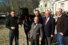 Krefeld Rennclubführung (Stall Schöne Aussicht) mit Präsident Jan A. J. Schreurs (2. v. r.) als freudestrahlende Sieger mit Irish Silk und Trainer Mario Hofer am 20.03.2011. www.dequia.de