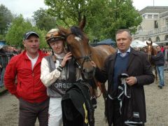 Das Siegerteam im Absattelring: Lacy mit Filip Minarik und Trainer Waldemar Hickst (rechts). Foto: Gabriele Suhr