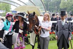 Emotionaler Höhepunkt des heutigen Tages: Lady Jane Cecil, Witwe des vor wenigen Tagen verstorbenen Sir Henry Cecil mit Riposte, Jockey Tom Queally und Besitzer Khalid Abdullah nach den Ribblesdale Stakes. www.galoppfoto.de - Frank Sorge