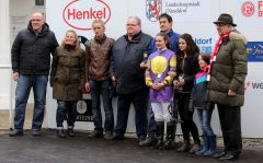 Siegerehrung für das Team von Layer Cake mit Reiterin Anna van den Troost und (dahinter) Trainer Anthonius Johannes Frederikus Franzen. Foto: Dr. Jens Fuchs