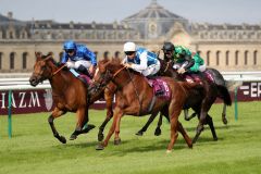 Die Wertheimer-Stute Left Hand (weiße Kappe) gewinnt mit Maxime Guyon im Sattel  mit dem Prix Vermeille ihr erste Gr. I-Rennen. Foto: Dr. Jens Fuchs