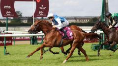 Die Wertheimer-Stute Left Hand (weiße Kappe) gewinnt mit Maxime Guyon im Sattel  mit dem Prix Vermeille ihr erste Gr. I-Rennen. Foto: Dr. Jens Fuchs