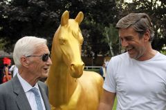 Lester Piggott (links) mit Oliver Kreuzer, Sportdirektor des Karlsruher SC. www.galoppfoto.de