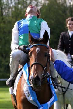  Lolita mit Andreas Helfenbein nach dem Sieg im Pferdewetten.de Stutenpreis - 86. German 1000 Guineas. www.galoppfoto.de - Sandra Scherning