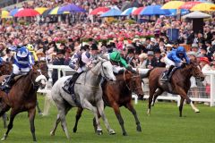 Der Schimmel Lord Glitters sorgt zu Beginn von Royal Ascot für eine Überraschung. www.galoppfoto.de