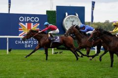 Der Überraschungssieger in den Champion Stakes: Bay Bridge unter Richard Kingscote. Foto: Ascot/Megan Ridgwell