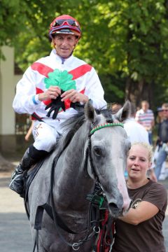 Malo mit Andreas Helfenbein nach dem Sieg am 25.08.2019 in Dresden. www.galoppfoto.de - Frank Sorge