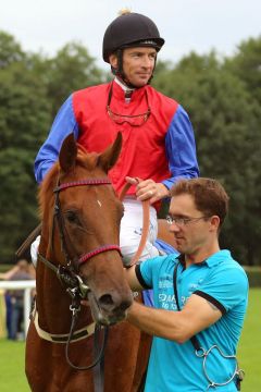 Mantai mit Adrie de Vries nach dem Sieg. www.galoppfoto.de - Frank Sorge