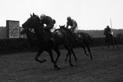 Meernymphe mit Egon Czaplewski gewinnt das Derby der DDR 1970. www.galoppfoto.de - Archiv Hilde Hoppe