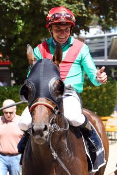 Mooney Love mit Wladimir Panov nach dem Sieg im RaceBets.de Jubiläumspreis auf Listenparkett in Köln. ©galoppfoto - Sandra Scherning