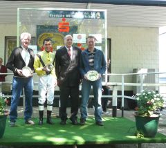 Trainer J. Oost, Alexander Pietsch, Rennvereinspräsident Hans-Martin Schlebusch (Foto: Gabriele Suhr)