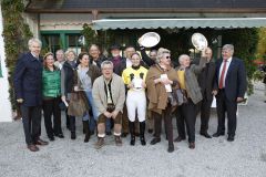 Siegerehrung für die vielköpfige Besitzergemeinschaft des Munich Syndicats mit Horst Gregor Lappe (l., Generalsekretaer Münchener Rennverein), Amateurreiterin Andrea Schneider (ehm. Hierer), Trainer Wolfgang Figge (3.v.r.) und Hermann Bauer (r., Vorstand Münchener Rennverein). www.galoppmuenchen.de by turfstock.com - Lajos-Eric Balogh 