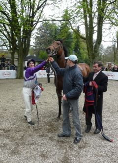 Amarillo mit Andrasch Starke und Trainer Peter Schiergen (Foto Suhr)