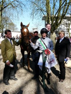 Siegerin Enide mit Trainer Peter Schiergen, Jockey Andrasch Starke und dem Besitzereheparr (Gestüt Ebbesloh). Foto Suhr