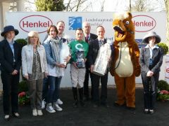 Siegerehrung mit dem Besitzer W. F. Schmitz, Jockey Daniele Porcu, Albrecht Woeste, Trainer Sascha Smrczek. Foto Suhr