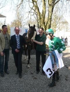 Siger Everton mit Futtermeister Ali Asli, Trainer Sascha Smrczek und Jockey Daniele Porcu. Foto Suhr