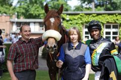 New World mit Eduardo Pedroza und Trainer Roland Dzubasz nach dem Sieg. www.galoppfoto.de - Frank Sorge