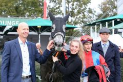 Freut sich über seinen größten Erfolg als Besitzer - Michael Wachowitz (links) mit North Reliance mit Jockey Thore Hammer-Hansen und Trainer Marcel Weiss nach dem Gr. III-Sieg auf der Neuen Bult. ©galoppfoto - Frank Sorge