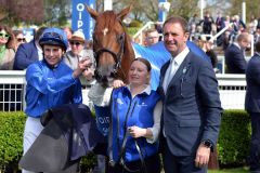 Eingerahmt von Jockey William Buick und Trainer Charlie Appleby: Godolphins Notable Speech. www.galoppfoto.de - JJ Clark