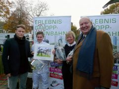 Siegerehrung mit Holger Faust, Jockey Fergus Sweeney, und dem Präsidenten des Frankfurter Renn-Klubs, Manfred Louven. Foto: Gabriele Suhr