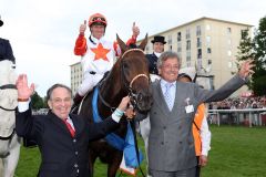 Pastorius mit Terence Hellier, Trainer Mario Hofer (links) und Besitzer Franz Prinz von Auersperg nach dem Sieg im 143. Deutschen Derby. www.galoppfoto.de