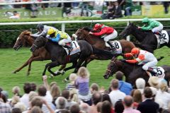 Pastorius (rechts) mit Terence Hellier gewinnt das 143. Deutsche Derby vor Novellit in der Mitte und Girolamo (links). www.galoppfoto.de - Frank Sorge