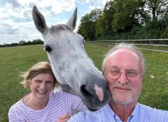 Selfie der stolzen Züchter des Derbysiegers Fantastic Moon: Graf und Gräfin Stauffenberg mit dessen Mutter Frangipani in ihrem Schlossgut Itlingen. ©privat