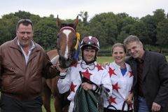 Pourquoi mit Jozef Bojko, Besitzer Frank Brieskorn (links) und Trainer Uwe Stech nach dem Sieg. www.galoppfoto.de - Frank Sorge